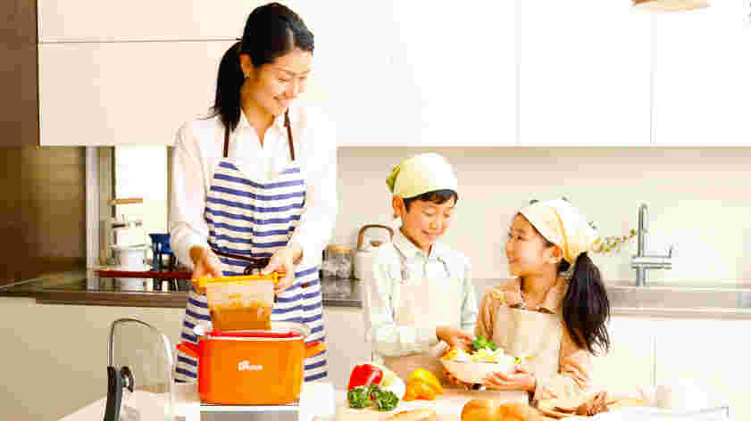 お母さんと子供たちで料理