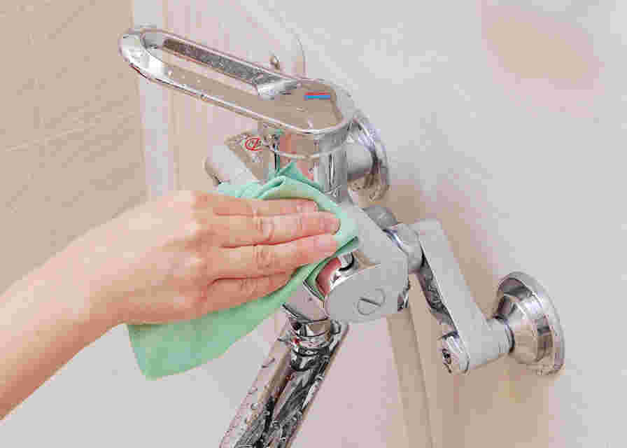 浴室の蛇口部分を拭きあげている様子