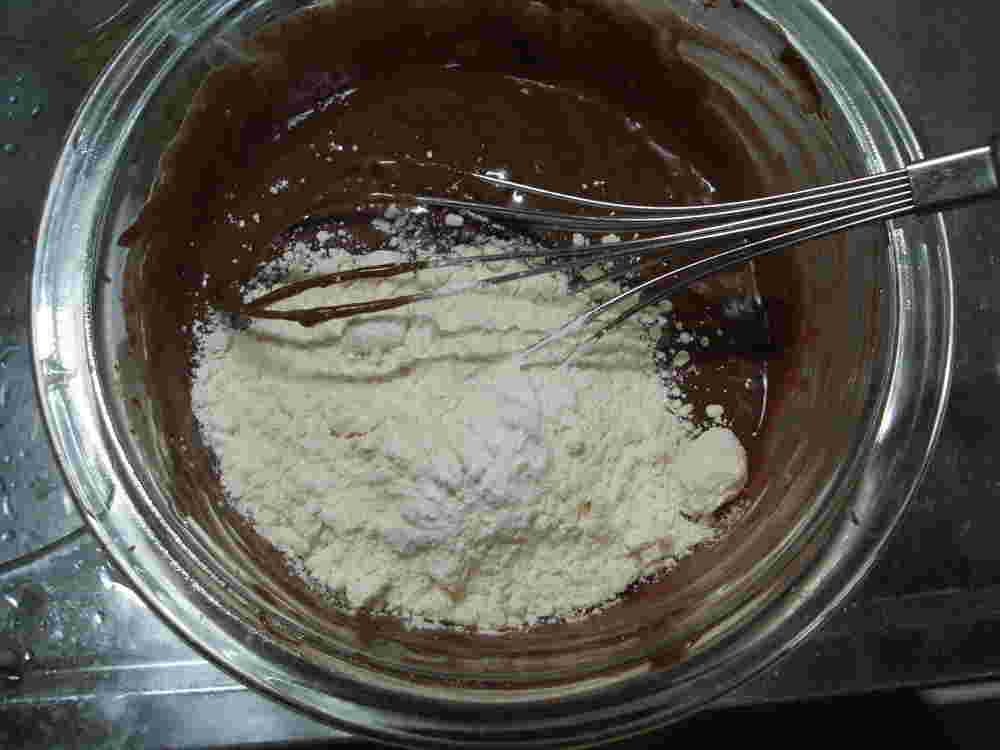 ケーキを作っている画像