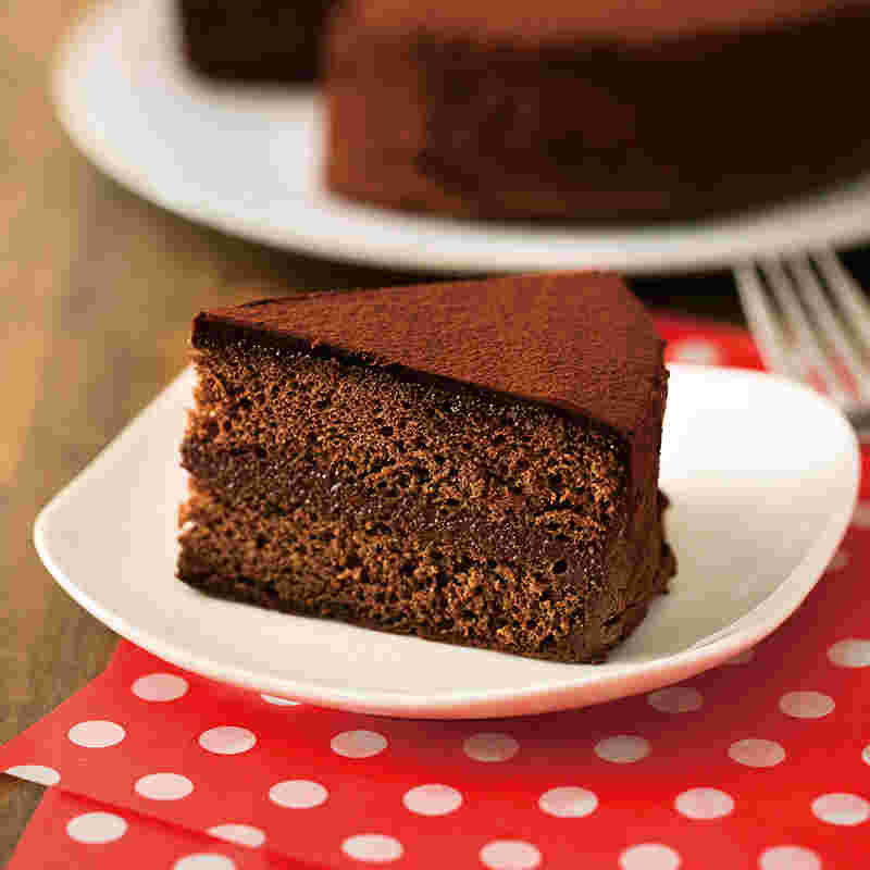 お皿に乗ったチョコレートケーキ
