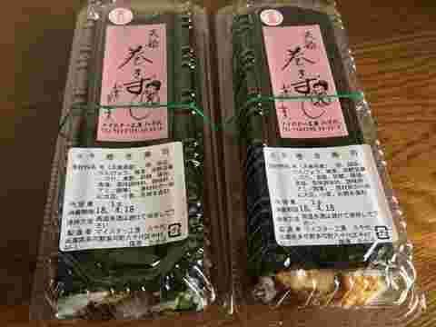 パックに入った2本の巻きずし