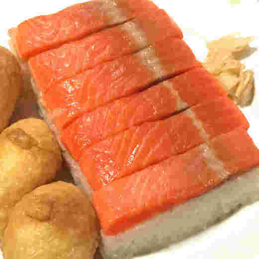 綺麗なオレンジ色の鮭ずし