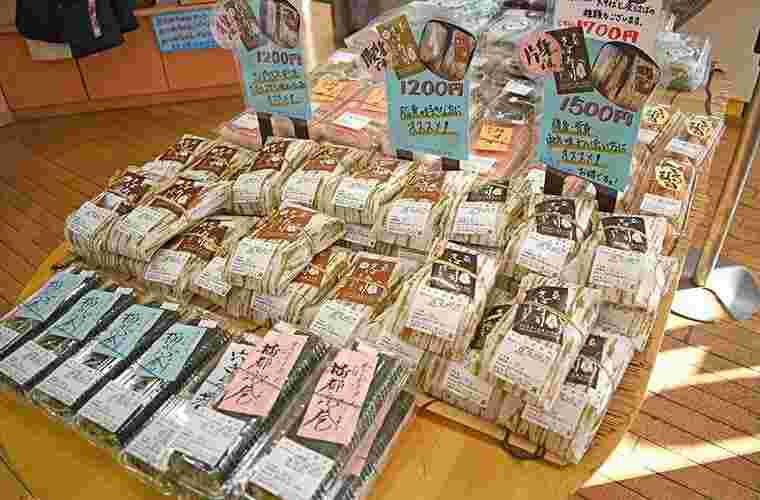 店内に並ぶたくさんの商品
