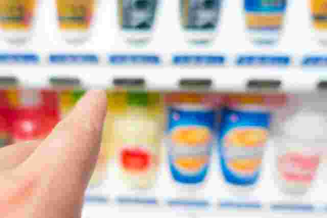 自動販売機を押そうとする指