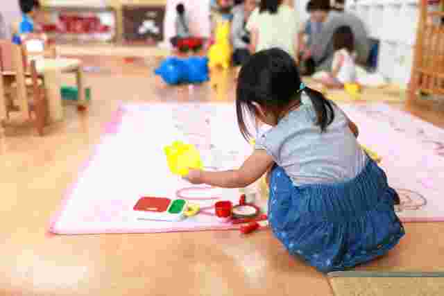 保育園で遊ぶ幼児