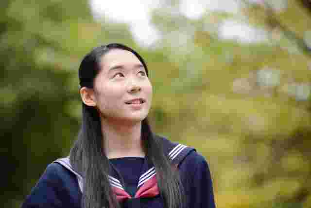 登校する中学生