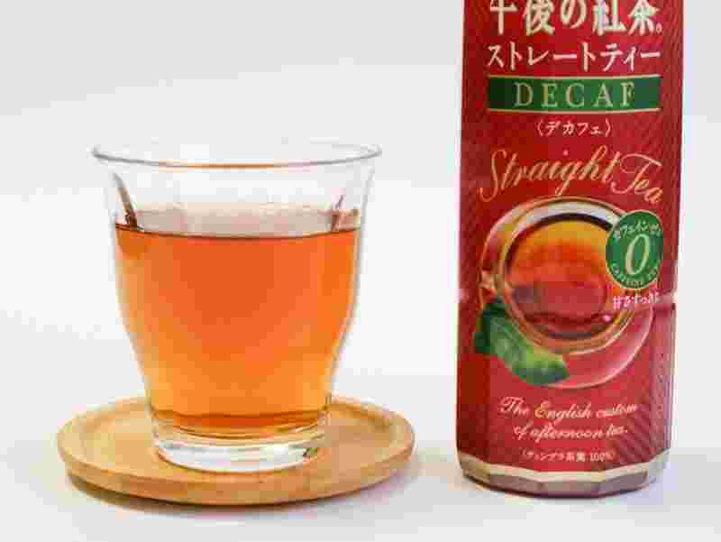 ペットボトルとグラスに注いだお茶