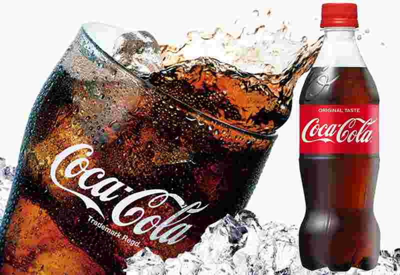 コーラのペットボトルとグラスに入ったコーラ