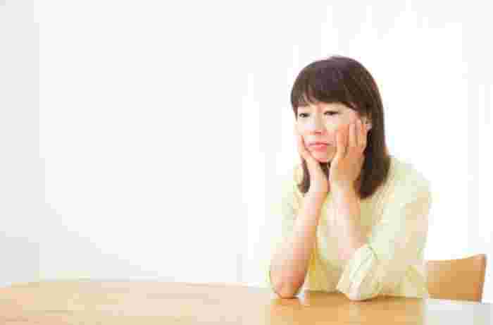 太って悩んでいる女性