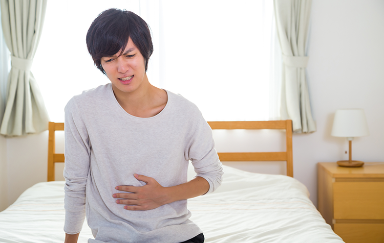 消化不良を起こしている男性