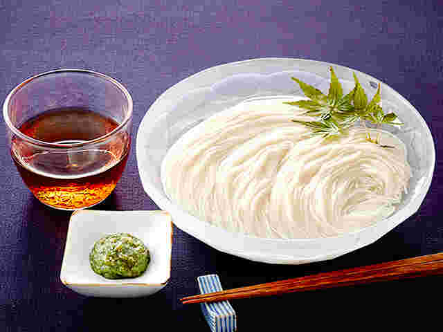 器に入ったそうめん