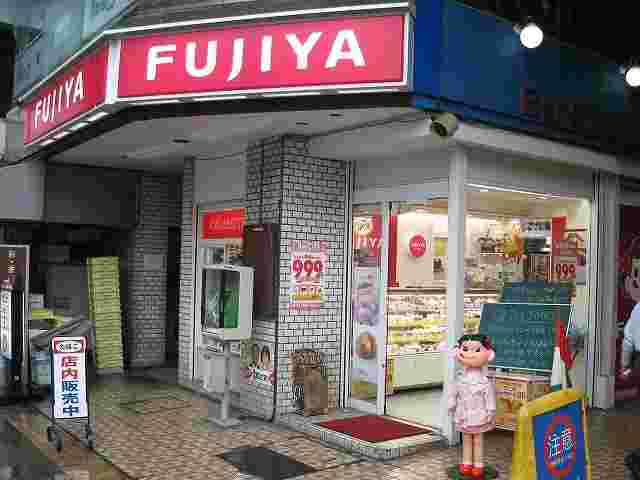 入り口にペコちゃんの人形が立っている不二家のケーキ店