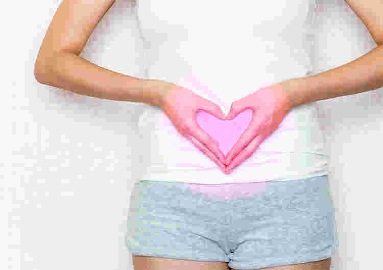 女性のお腹にハートマーク