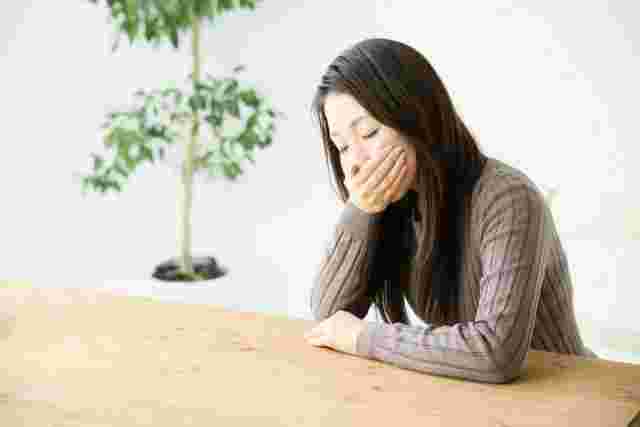 むかつきがある女性