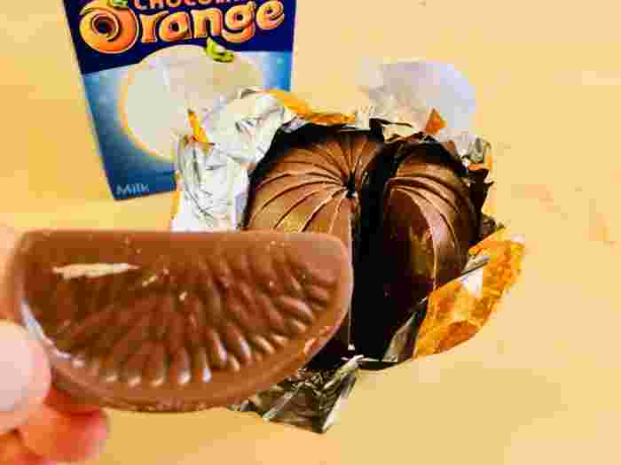 チョコレートオレンジの中身を指で一枚つまむ様子