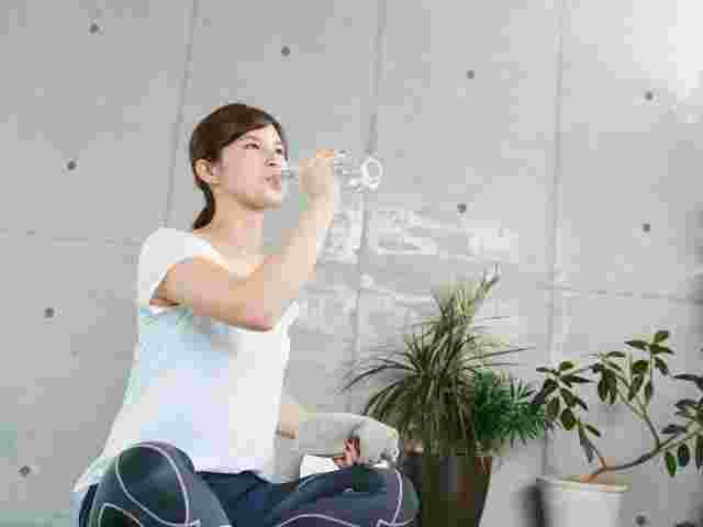 水を飲む女性