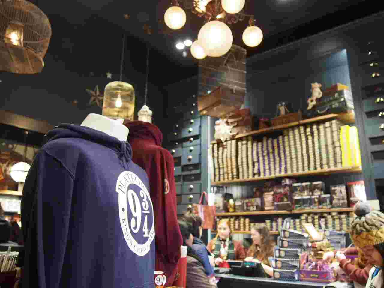 ハリーポッターグッズを扱う店の店内に飾られた服