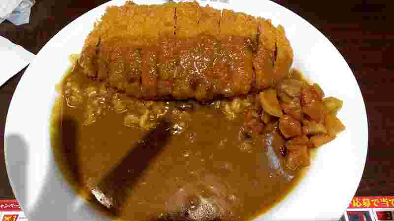 お皿に盛られたチキンカツ