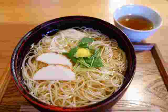木のトレイののせられたにゅうめん