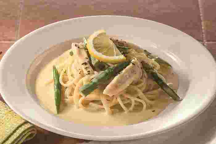 蒸し鶏とグリーンアスパラのレモンクリームパスタ