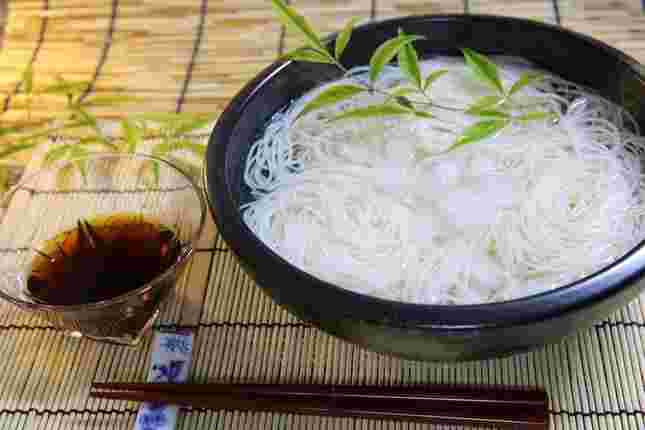 箸とめんつゆの添えられたそうめん