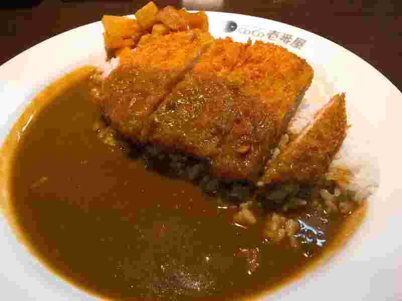 ココイチのロースカツが盛られたカレー