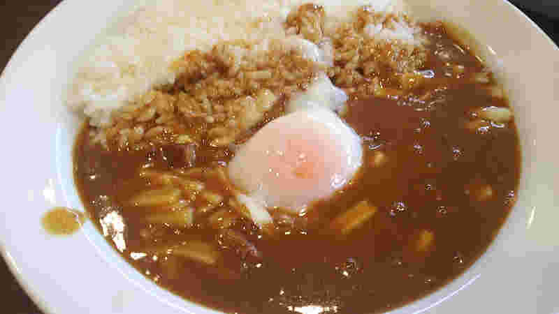 ココイチの半熟タマゴがトッピングされたカレー