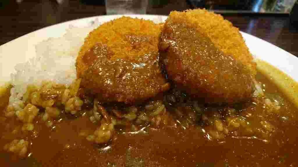 クリームコロッケがトッピングされたカレー