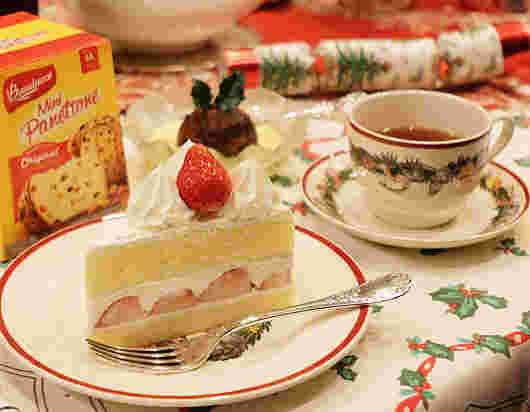 テーブルの上にショートケーキと紅茶が並んでいる