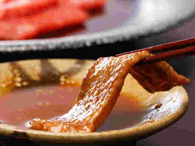 肉を焼肉のたれに付ける様子