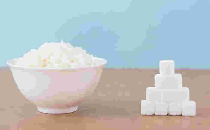 茶碗に盛られたご飯と角砂糖が重なったものが並んでいる