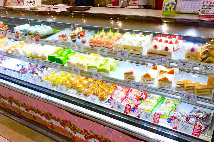 不二家のさまざまな種類のケーキが並んでいるショーケース