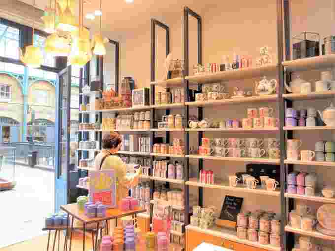紅茶関連グッズが所狭しと並ぶ店内と商品を見ている客