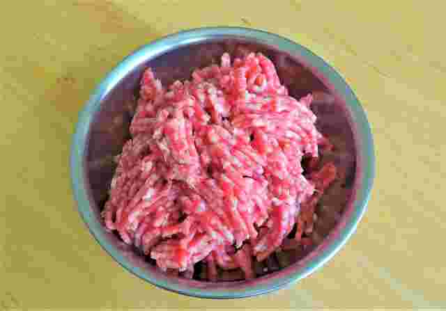 ボウルに入った牛ひき肉