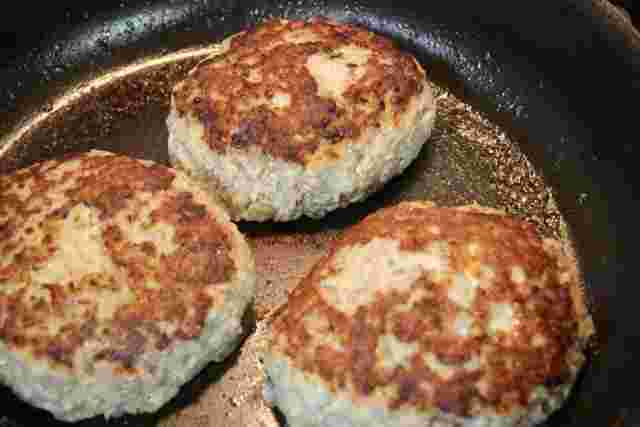 豆腐ハンバーグを焼いている様子