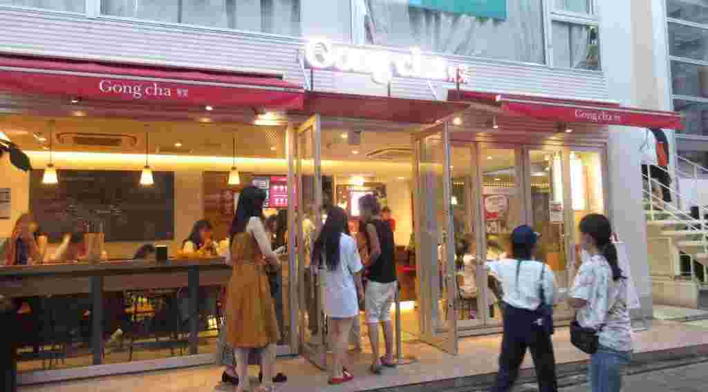 店頭にたくさんの人が集まっている様子。