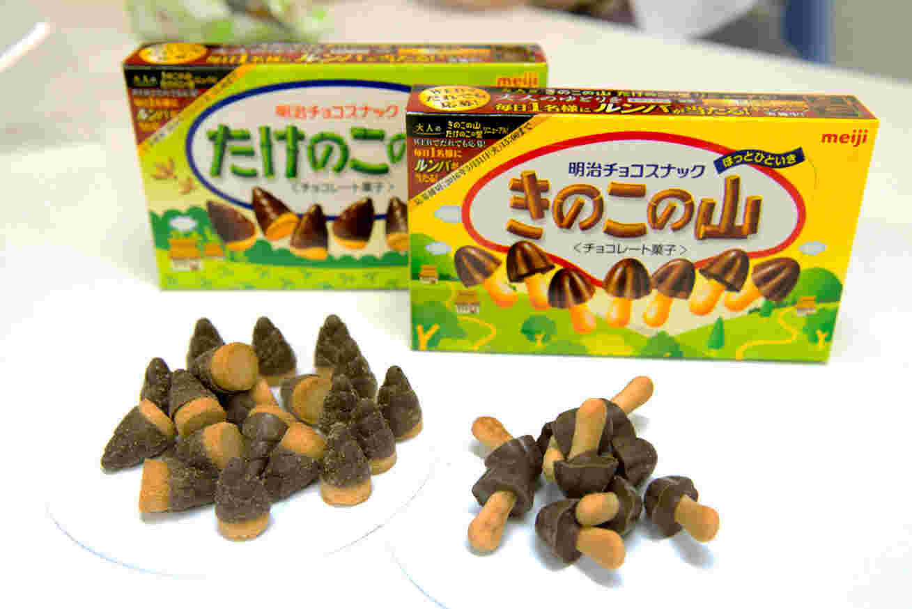 パッケージとお皿に出されたきのこの山とたけのこの里