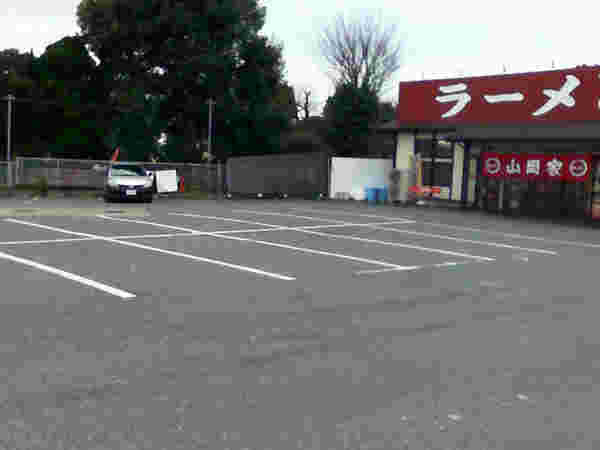 山岡家の駐車場の画像