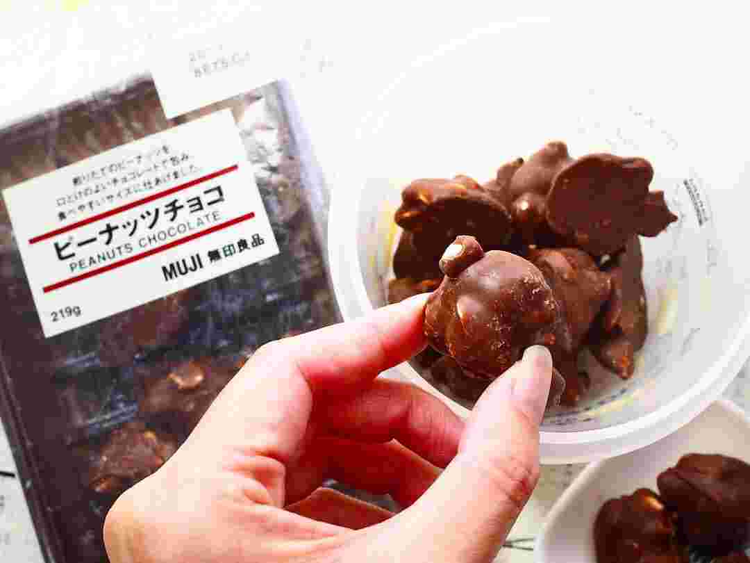 ピーナッツチョコを手に持っている様子