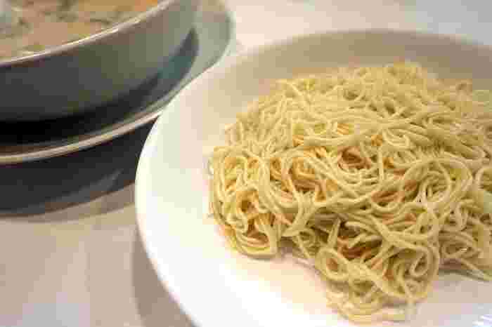 ラーメンの替え玉を皿に盛り付ける