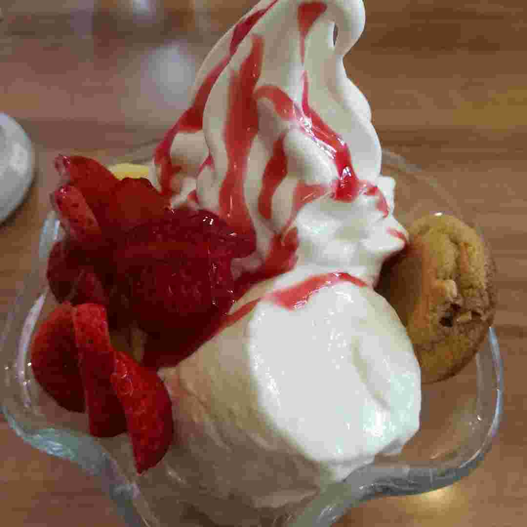 不二家の苺と自家製パンナコッタのミルキーソフトクリームパフェ