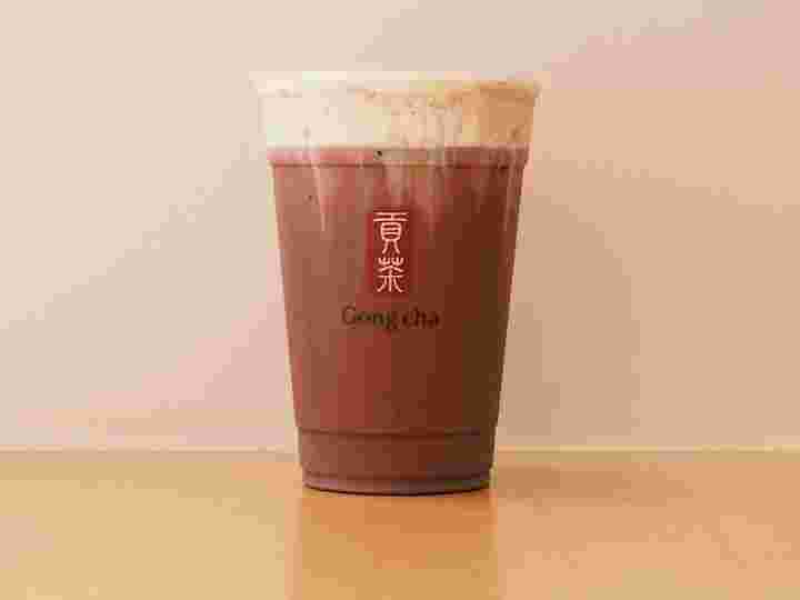 テーブルの上に飲み物が置いてある模様。