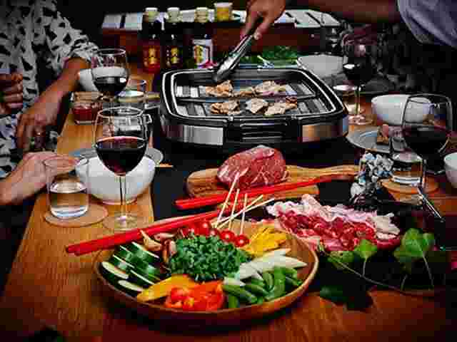 みんなで焼肉を食べる光景