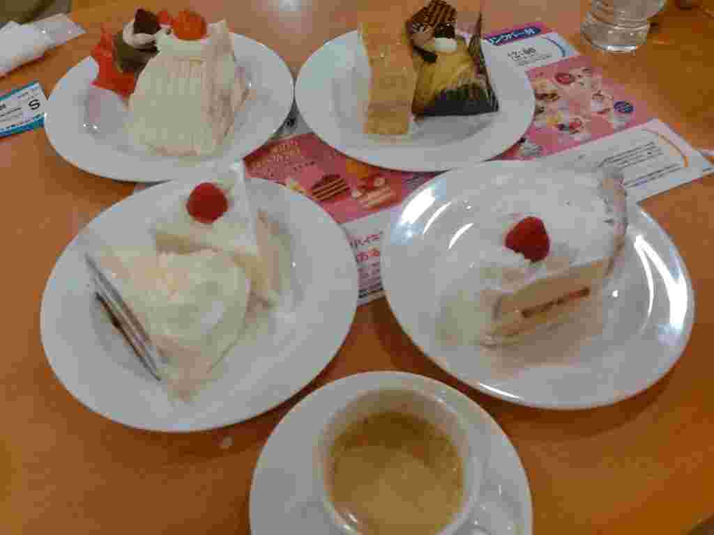 不二家のケーキバイキングでテーブルにケーキをのせた皿がたくさん置かれている