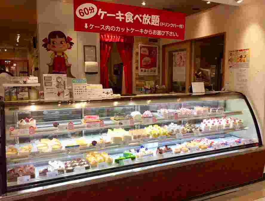 ショーケースが並んでいる不二家の店頭