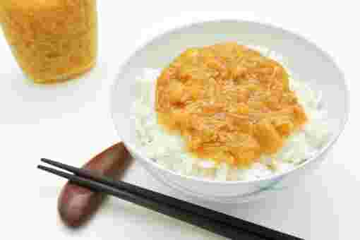 ご飯の上にのせたなめたけ