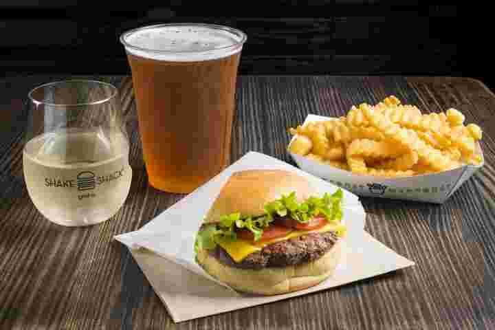 シェイクシャックのハンバーガーとポテト