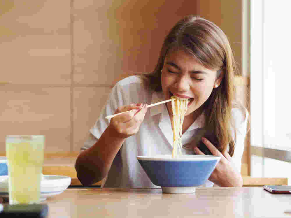 ラーメンを食べる女性