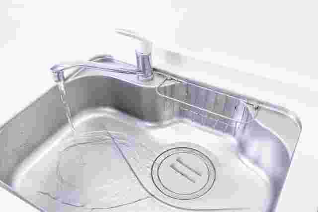 キッチンのシンクで水を出している様子