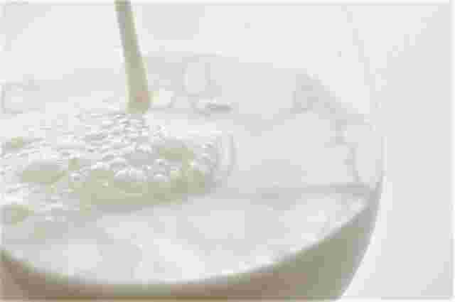 グラスにミルクを注いでいる様子
